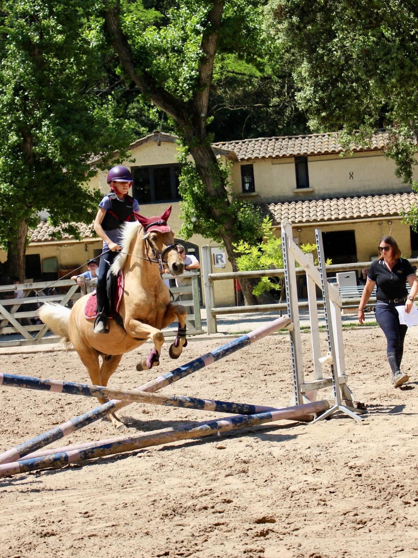 Cavalière en saut d’obstacle au Centre Équestre de Grignan